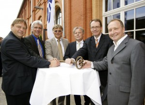 Mit dem symbolischen Schlüssel: Frank Thöner, Conference & Art (Mieter Südflügel, EG), Oberbürgermeister Bertram Hilgen, Bürgermeister und Kulturdezernent Thomas-Erik Junge, GWG-Geschäftsführer Peter Ley, Stadtkämmerer Dr. Jürgen Barthel sowie Ralf Lukas von Conference & Art. Foto: Mario Zgoll Mit dem symbolischen Schlüssel: Frank Thöner, Conference & Art (Mieter Südflügel, EG), Oberbürgermeister Bertram Hilgen, Bürgermeister und Kulturdezernent Thomas-Erik Junge, GWG-Geschäftsführer Peter Ley, Stadtkämmerer Dr. Jürgen Barthel sowie Ralf Lukas von Conference & Art. Foto: Mario Zgoll