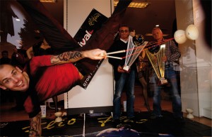 Manege frei im Schaufenster von C&A Mode (v.l.): Diabolo-Jongleur Xelo, alias Alexander Schiller, Knut Seidel, Geschäftsführer der Kassel Marketing GmbH und Flic Flac-Zirkusdirektor Benno Kastein. Foto: Mario Zgoll Manege frei im Schaufenster von C&A Mode (v.l.): Diabolo-Jongleur Xelo, alias Alexander Schiller, Knut Seidel, Geschäftsführer der Kassel Marketing GmbH und Flic Flac-Zirkusdirektor Benno Kastein. Foto: Mario Zgoll