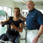 Die medizinische Trainingstherapie an modernen Geräten ist Bestandteil einer ambulanten Rehabilitation, hier Geschäftsführer Dr. Brand mit Patientin Nicole Rodriguez. Quelle: nh