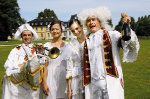 Vor der historischen Kulisse von Schloss Wilhelmsthal feierten die Aristokraten mit vielen Besuchern den Auftakt des Kultursommers. Foto: Georg Pepl Vor der historischen Kulisse von Schloss Wilhelmsthal feierten die Aristokraten mit vielen Besuchern den Auftakt des Kultursommers. Foto: Georg Pepl