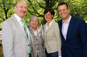 Dieter Mehlich (Ex-Vorstandsvorsitzender Kasseler Sparkasse) mit Ehefrau Inge sowie Sigrid und Georg von Meibom (Vorstand E.ON Mitte, v.l.) ließen sich die Eröffnungsveranstaltung nicht entgehen. Foto: Georg Pepl Dieter Mehlich (Ex-Vorstandsvorsitzender Kasseler Sparkasse) mit Ehefrau Inge sowie Sigrid und Georg von Meibom (Vorstand E.ON Mitte, v.l.) ließen sich die Eröffnungsveranstaltung nicht entgehen. Foto: Georg Pepl