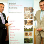 Dr. Ralf Beinhauer, stellvertretender Vorsitzender der Bürgerstiftung, und Vorsitzender sowie Sparkassen-Vorstand Ingo Buchholz. Dr. Ralf Beinhauer, stellvertretender Vorsitzender der Bürgerstiftung, und Vorsitzender sowie Sparkassen-Vorstand Ingo Buchholz.