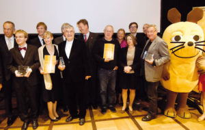 Alle Preisträger vereint: Peter Härtling umgeben von Vertretern des Internetportals „Was hab ich?“, Gewinner des Initiativpreises Deutsche Sprache, und der Sendung mit der Maus, Gewinner des Institutionenpreises Deutsche Sprache. Foto: Mario Zgoll