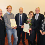 Strahlende Mienen nach der Verleihung der beiden Auszeichnungen (v.l.): Uni-Präsident Prof. Rolf-Dieter Postlep, Preisträger Dennis Buchmann, Sponsor Andreas Fehr, Preisträgerin Dr. Annabell Franz, IHK-Chef Dr. Walter Lohmeier und Prof. Angelika Ploeger, Leiterin des Fachgebiets Ökologische Lebensmittelqualität und Ernährungskultur der Kasseler Hochschule. Foto: nh