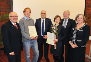 Strahlende Mienen nach der Verleihung der beiden Auszeichnungen (v.l.): Uni-Präsident Prof. Rolf-Dieter Postlep, Preisträger Dennis Buchmann, Sponsor Andreas Fehr, Preisträgerin Dr. Annabell Franz, IHK-Chef Dr. Walter Lohmeier und Prof. Angelika Ploeger, Leiterin des Fachgebiets Ökologische Lebensmittelqualität und Ernährungskultur der Kasseler Hochschule. Foto: nh Strahlende Mienen nach der Verleihung der beiden Auszeichnungen (v.l.): Uni-Präsident Prof. Rolf-Dieter Postlep, Preisträger Dennis Buchmann, Sponsor Andreas Fehr, Preisträgerin Dr. Annabell Franz, IHK-Chef Dr. Walter Lohmeier und Prof. Angelika Ploeger, Leiterin des Fachgebiets Ökologische Lebensmittelqualität und Ernährungskultur der Kasseler Hochschule. Foto: nh