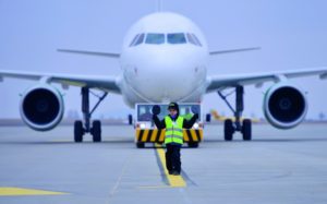 Sten winkt den Airbus A 319 ein. Der Vaters des Fünfjährigen ist Fluglotse am neuen Kasseler Airport. Foto: Bernd Schoelzchen Sten winkt den Airbus A 319 ein. Der Vaters des Fünfjährigen ist Fluglotse am neuen Kasseler Airport. Foto: Bernd Schoelzchen
