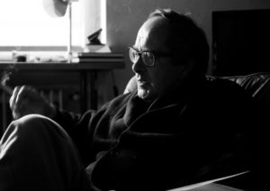Autor Volker Schnell im heimischen Wohnzimmer. Foto: Mario Zgoll