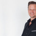 Facebook bietet Unternehmen viele Chancen und Diplom-Ökonom Lars Bossemeyer zeigt ihnen, wie sie diese erfolgreich nutzen können. Mit Y-SiTE realisiert er kreative Facebook-Auftritte. Foto: Axel Sauerwein