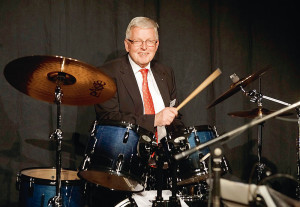 Der Hauptgeschäftsführer zum Finale am Schlagzeug: Mit seiner Band präsentierte Dr. Walter Lohmeier eine Reihe gefühlvoll interpretierter Blues-Songs – und erntete großen Beifall. Foto: Mario Zgoll Der Hauptgeschäftsführer zum Finale am Schlagzeug: Mit seiner Band präsentierte Dr. Walter Lohmeier eine Reihe gefühlvoll interpretierter Blues-Songs – und erntete großen Beifall. Foto: Mario Zgoll
