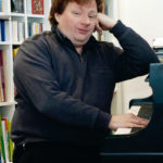 Klavier und Kopf, Musik und feine Ironie: Martin Lueker ist und macht, im besten Sinne des Wortes, ein ganz „eigensinniges“ Programm. Foto: Mario Zgoll
