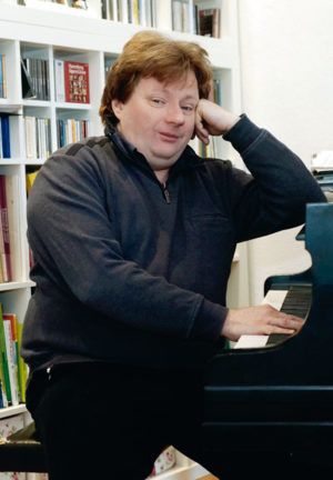 Klavier und Kopf, Musik und feine Ironie: Martin Lueker ist und macht, im besten Sinne des Wortes, ein ganz „eigensinniges“ Programm. Foto: Mario Zgoll