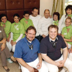 Freuen sich auf ihre Patienten: Stephanus Schöler und Dr. Christian Schöler (vorne) mit ihrem eingespielten Praxis-Team. Eine hochwertige, herzliche und persönliche Betreuung liegt ihnen am Herzen. Foto: Mario Zgoll