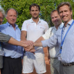 Gratulation zum Geburtstag und zum Sieg: Kristijan Mesaros (Mitte), mit (v.l.) Turnierdirektor Dr. Eberhard Engelmann und seinen Förderern Henning Vetter, Jens Rose und Stefan Sotzek. Foto: mikü
