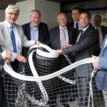 Mit neuem Netz: Stefan Sotzek (Safima), OB Bertram Hilgen, Clubchef Dr. Fritz Westhelle, Städtische Werke-Chef Andreas Helbig, Jochen Johannink (Vorstand Kasseler Sparkasse), BMWNiederlassungsleiter Gotthold Heim, Turnierdirektor Dr. Eberhard Engelmann (v.l.). Foto: Dieter Schachtschneider