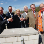 Mit symbolischen Hammerschlägen mauerten Uni-Präsident Rolf-Dieter Postlep, Wirtschaftsminister Florian Rentsch, Wissenschaftsministerin Eva Kühne-Hörmann, Kassels Oberbürgermeister Bertram Hilgen, Stadtkämmerer Dr. Jürgen Barthel und der zukünftige Science Park-Geschäftsführer Dr. Oliver Fromm für die Fotografen den Grundstein des neuen Gebäudes. Foto: Mario Zgoll Mit symbolischen Hammerschlägen mauerten Uni-Präsident Rolf-Dieter Postlep, Wirtschaftsminister Florian Rentsch, Wissenschaftsministerin Eva Kühne-Hörmann, Kassels Oberbürgermeister Bertram Hilgen, Stadtkämmerer Dr. Jürgen Barthel und der zukünftige Science Park-Geschäftsführer Dr. Oliver Fromm für die Fotografen den Grundstein des neuen Gebäudes. Foto: Mario Zgoll