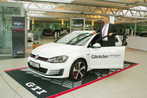 Autohaus-Geschäftsführer Matthias Welter mit dem neuen Golf 7 GTI. Foto: Ralph-Michael Krum