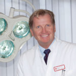 Prof. Dr. med. E. M. Noah, Chefarzt in der Klinik für Plastische, Ästhetische und Rekonstruktive Chirurgie / Noahklinik am Roten Kreuz Krankenhaus in Kassel. Foto: nh