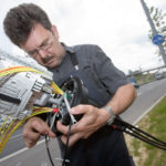 Gemeinsam wollen die fünf nordhessischen Landräte den Breitbandausbau in der Region beschleunigen. Das Foto zeigt einen Telekom-Mitarbeiter bei Stuttgart in Aktion. Foto: Deutsche Telekom AG