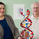 Projekt- und Laborleiterin Dr. Andrea Bette und Schulleiter Martin Sauer. Foto: nh