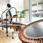Vom Bellicon-Trampolin bis hin zum Relaxstuhl für zu Hause hat PROMASS allerlei Ergonomisches im Angebot. Foto: Mario Zgoll