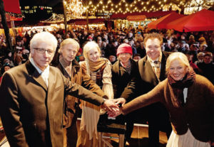 Feierliche Eröffnung: Oberbürgermeister Bertram Hilgen, Gerhard Jochinger (Jochinger Bauconsulting), „Rapunzel“ Katharina Wolf, Angelika Hüppe (Kassel Marketing), Stefan Welsch (Städtische Werke) und Märchenerzählerin Andrea C. Ortolano. Foto: Mario Zgoll