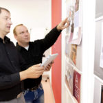 Thorsten Eschstruth und Holger Kraushaar entwickeln individuelle Kundenkonzepte von der Idee bis zum Versand. Foto: Mario Zgoll