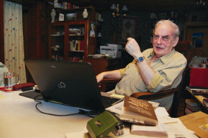 Autor Herbert Schäfer am heimischen Schreibtisch. Foto: Björn Schönewald