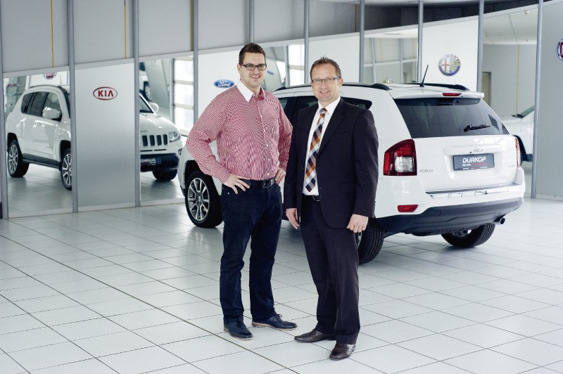 Verkaufsberater Michael Haid (links) und Filialleiter Oliver Mohr stehen für guten Service und eine erstklassige Beratung im Kasseler Autohaus Dürkop in Waldau. Foto: Bernd Schoelzchen