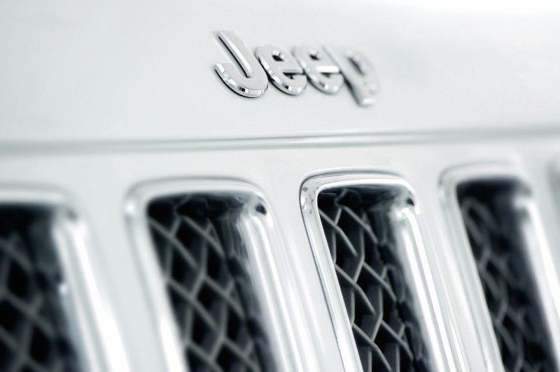 Mit seinem markanten Kühlergrill kennzeichnet sich der Compass unzweifelhaft als Mitglied der Jeep-Familie aus. Foto: Bernd Schoelzchen
