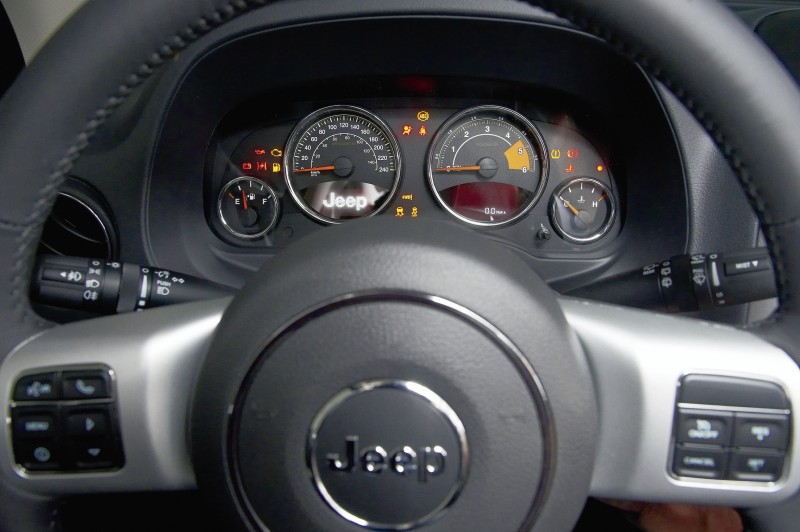 Ergonomisch und sinnvoll, optisch klar gegliedert. Die Armaturen des Jeep zielen eindeutig ins Funktionelle. Foto: Bernd Schoelzchen