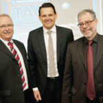Auf dem Außenwirtschaftstag im vergangenen Jahr: Norbert Claus, Leiter der Unternehmensförderung der IHK Kassel-Marburg, Dr. Constantin H. Schmidt, stellv. Vorsitzender des Außenwirtschaftsausschusses der IHK Kassel-Marburg, und Christoph Külzer-Schröder, Geschäftsführer der ibs Außenwirtschaftsberatung GmbH (v.l.). Foto: nh