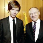 Auf dem Neujahrsempfang der Stadt Kassel: documenta 14-Leiter Adam Szymczyk (links) mit Noch-documenta-Geschäftsführer Bernd Leifeld. Foto: Mario Zgoll
