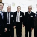 Informierten über die Lage der Branche: Pierre-Pascal Urbon, deENet-Geschäftsführer Dr. Martin Hoppe-Kilpper, Dr. Günther Häckl, Präsident des Bundesverbandes der Solarwirtschaft, Oberbürgermeister Betram Hilgen und Prof. Dr. Dirk Dahlhaus (Uni Kassel) (v.l.). Foto: Mario Zgoll