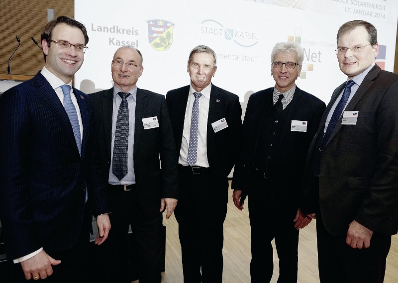 Informierten über die Lage der Branche: Pierre-Pascal Urbon, deENet-Geschäftsführer Dr. Martin Hoppe-Kilpper, Dr. Günther Häckl, Präsident des Bundesverbandes der Solarwirtschaft, Oberbürgermeister Betram Hilgen und Prof. Dr. Dirk Dahlhaus (Uni Kassel) (v.l.). Foto: Mario Zgoll