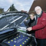 Manuel Krieg, Projektmanager Mobilität im Regionalmanagement Nordhessen (links) und Elektro-mobilitätspionier Roland Gaber zeigen das Aggregat eines VW Golf citySTROMers
