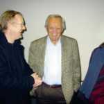 Im angeregten Gespräch vor einem Auftritt im November 2003: Dieter Hildebrandt mit dem Kasseler Künstler und Kulturpreisträger Ignatz Wilka. Foto: Jan Hendrik Neumann