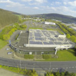 Mit Hilfe der 170.000-Kilowattstunden-Photovoltaik-Anlage auf dem Dach produziert das Bernecker Druckhaus rund zehn Prozent seines gesamten Strombedarfs selbst. Foto Kirchner Solar Group Mit Hilfe der 170.000-Kilowattstunden-Photovoltaik-Anlage auf dem Dach produziert das Bernecker Druckhaus rund zehn Prozent seines gesamten Strombedarfs selbst. Foto Kirchner Solar Group