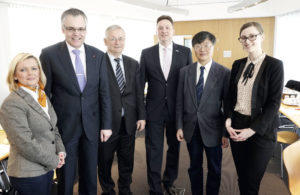 Gute Laune schon vor der Beiratssitzung des Netzwerks Hessen-China. Von links Nicole Holzapfel (Projektleiterin Wirtschaftsförderung), Sparkassen-Chef Ingo Buchholz, Netzwerk-Präsident Alfred Schmidt, Wirtschaftsförderungs-Geschäftsführer Kai Lorenz Wittrock, Netzwerk-Präsident Zeng Deshun und Wirtschaftsförderungsmitarbeiterin Larissa Most. Foto: Mario Zgoll Gute Laune schon vor der Beiratssitzung des Netzwerks Hessen-China. Von links Nicole Holzapfel (Projektleiterin Wirtschaftsförderung), Sparkassen-Chef Ingo Buchholz, Netzwerk-Präsident Alfred Schmidt, Wirtschaftsförderungs-Geschäftsführer Kai Lorenz Wittrock, Netzwerk-Präsident Zeng Deshun und Wirtschaftsförderungsmitarbeiterin Larissa Most. Foto: Mario Zgoll