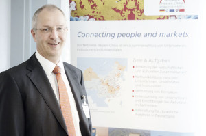 Henschel hat als größter Exporteur für Doppelschnecken-Extrudergetriebe seit 2010 ein Unternehmen in Shanghai. Geschäftsführer Matthias Henke berichtet gern vom hohen Ansehen, welches das Netzwerk in China genießt. Foto: Mario Zgoll Henschel hat als größter Exporteur für Doppelschnecken-Extrudergetriebe seit 2010 ein Unternehmen in Shanghai. Geschäftsführer Matthias Henke berichtet gern vom hohen Ansehen, welches das Netzwerk in China genießt. Foto: Mario Zgoll