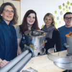An diesem Holztresen in Sebastian Erdmanns (rechts) Wohnung entstanden das Pappmodell und der erste richtige Herd. Christiane Richter und Lia Weiler (von links) präsentieren hier die Modelle. Auf dem Foto fehlt der Vierte im Bunde, Markus Espeter. Mit dabei ist Annika Wallbach, die als Mitarbeiterin von UniKasselTransfer mit Hilfe der Crowdfunding-Seite Unterstützer für das Projekt GloW einwirbt. Foto: Mario Zgoll An diesem Holztresen in Sebastian Erdmanns (rechts) Wohnung entstanden das Pappmodell und der erste richtige Herd. Christiane Richter und Lia Weiler (von links) präsentieren hier die Modelle. Auf dem Foto fehlt der Vierte im Bunde, Markus Espeter. Mit dabei ist Annika Wallbach, die als Mitarbeiterin von UniKasselTransfer mit Hilfe der Crowdfunding-Seite Unterstützer für das Projekt GloW einwirbt. Foto: Mario Zgoll