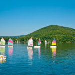 Nicht nur der Segler-Nachwuchs findet auf dem Edersee ideale Bedingungen vor. Auch Taucher, Angler und Surfer schätzen dieses Eldorado der Erholung. Foto_ K. Jaeger
