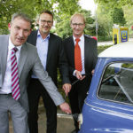 Voll Strom: Regionalmanager Holger Schach, Melsungens Bürgermeister Markus Boucsein und KVG-Vorstand Dr. Thorsten Ebert betankten gleich mal eines der E-Autos, die im Dienst der Stadt unterwegs sein werden. Foto: Ralph-Michael Krum
