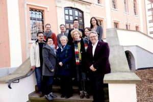 Unten v.l.: Manfred Falkenhain (Projektleitung Bauhof und Service), Christina Wismach (Hessentagsbüro/T-Info), Eva Rau (Projektleitung dm-Kinderland), Regine Gundermann (Projektleitung Hessentagsstraße), Veronika Denis (Projektleitung Presse- und Öffentlichkeitsarbeit) und Hessentagsbeauftragter Wilfried Eckart. Oben v.l.: Volker Kersting (Projektleitung Helfermanagement), Rudolf Stark (Projektleitung Flächen und Infrastruktur), Christian Lass (Stellvertretender Hessentagsbeauftragter) und Alisa Paparella (Ticketing). Foto: Mario Zgoll Unten v.l.: Manfred Falkenhain (Projektleitung Bauhof und Service), Christina Wismach (Hessentagsbüro/T-Info), Eva Rau (Projektleitung dm-Kinderland), Regine Gundermann (Projektleitung Hessentagsstraße), Veronika Denis (Projektleitung Presse- und Öffentlichkeitsarbeit) und Hessentagsbeauftragter Wilfried Eckart. Oben v.l.: Volker Kersting (Projektleitung Helfermanagement), Rudolf Stark (Projektleitung Flächen und Infrastruktur), Christian Lass (Stellvertretender Hessentagsbeauftragter) und Alisa Paparella (Ticketing). Foto: Mario Zgoll
