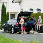 Da kann die Familie gut lachen, einfacher kann der Start in den Urlaub nicht sein. Gepäck einladen, verzurren, losfahren. Foto: Bernd Schoelzchen Da kann die Familie gut lachen, einfacher kann der Start in den Urlaub nicht sein. Gepäck einladen, verzurren, losfahren. Foto: Bernd Schoelzchen