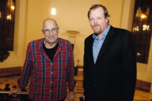 Péter Gárdos mit Bernd Hölscher, Schauspieler am Staatstheater, der übersetzte Passagen aus „Fieber am Morgen“ las. Foto: Mario Zgoll Péter Gárdos mit Bernd Hölscher, Schauspieler am Staatstheater, der übersetzte Passagen aus „Fieber am Morgen“ las. Foto: Mario Zgoll