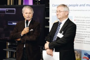 Erstmals im Bergpark: Zur Kaminabend-Premiere im Kasseler Schlosshotel hieß Hausherr Gerhard Jochinger die Teilnehmer willkommen. Rechts Netzwerk-Präsident Alfred Schmidt. Foto: Mario Zgoll Erstmals im Bergpark: Zur Kaminabend-Premiere im Kasseler Schlosshotel hieß Hausherr Gerhard Jochinger die Teilnehmer willkommen. Rechts Netzwerk-Präsident Alfred Schmidt. Foto: Mario Zgoll