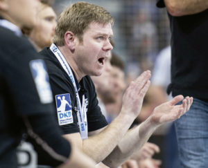 Axel Geerken kennt seine Spieler und weiß aus eigener Erfahrung, was auf dem Platz abgeht. Entsprechend fiebert er mit. Foto: Alibek Käsler Axel Geerken kennt seine Spieler und weiß aus eigener Erfahrung, was auf dem Platz abgeht. Entsprechend fiebert er mit. Foto: Alibek Käsler