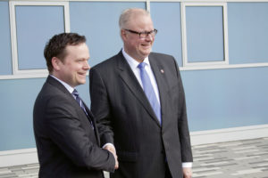 Dr. Thomas Schäfer, Finanzminister und Aufsichtsratsvorsitzender der Flughafen GmbH Kassel (rechts), und Lars Ernst, Chef des Kassel Airports (links). Foto: Flughafen GmbH Kassel Dr. Thomas Schäfer, Finanzminister und Aufsichtsratsvorsitzender der Flughafen GmbH Kassel (rechts), und Lars Ernst, Chef des Kassel Airports (links). Foto: Flughafen GmbH Kassel