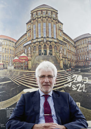 Verabschiedete sich nach einer erfolgreichen Zeit vom Amt des Oberbürgermeisters: Bertram Hilgen Foto: Mario Zgoll Verabschiedete sich nach einer erfolgreichen Zeit vom Amt des Oberbürgermeisters: Bertram Hilgen Foto: Mario Zgoll