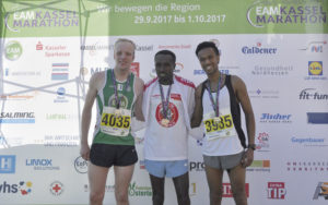 Fotos: Michael Bald, Stefan Waldert, Michael Küppers (mikü) Pfeilschnelles Siegertrio im Halbmarathon (v.l.): Zweiter und Marathon-Coverboy Jens Nerkamp, Sieger Chalachew Tiruneh, Dritter Ylias Iman.